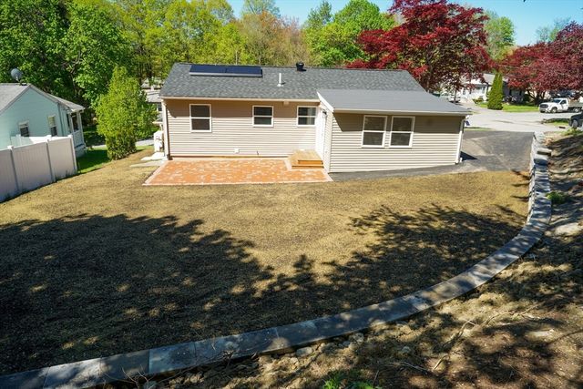 8 Sussex Ln, Worcester, MA 01602