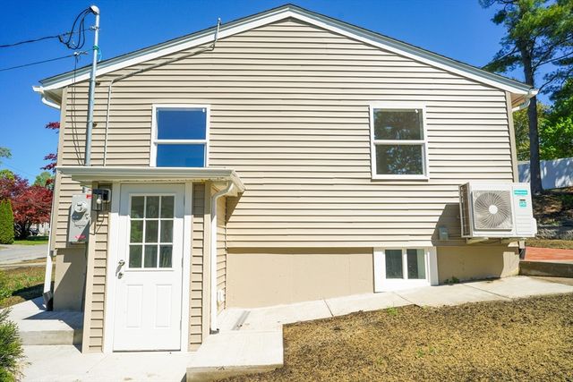 8 Sussex Ln, Worcester, MA 01602