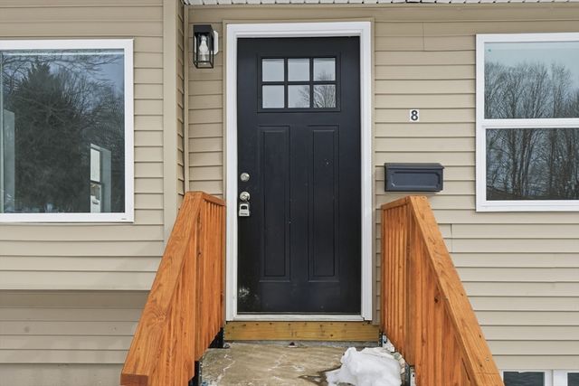 8 Sussex Ln, Worcester, MA 01602