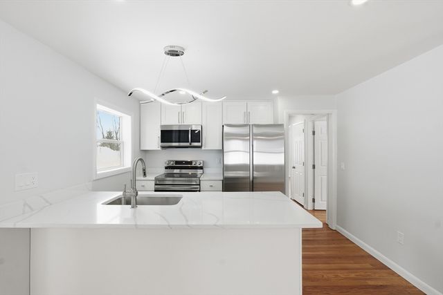 8 Sussex Ln, Worcester, MA 01602