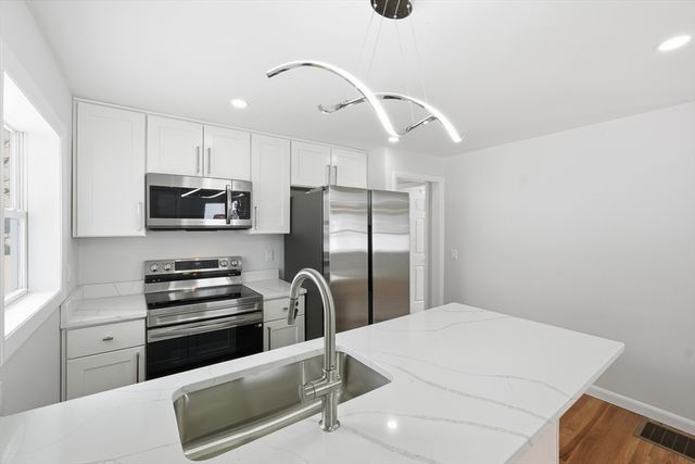 8 Sussex Ln, Worcester, MA 01602