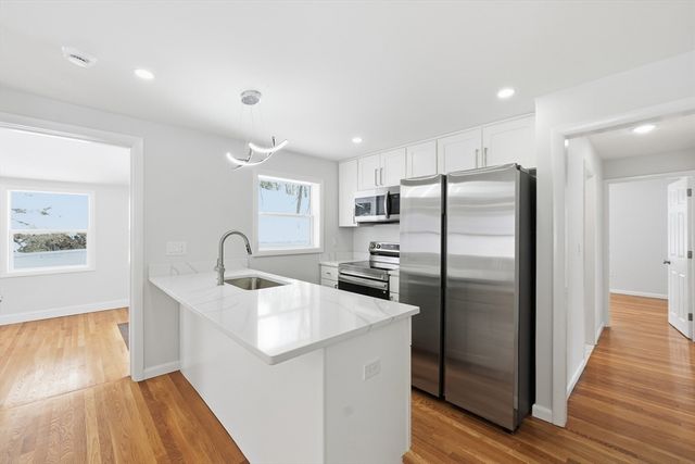 8 Sussex Ln, Worcester, MA 01602