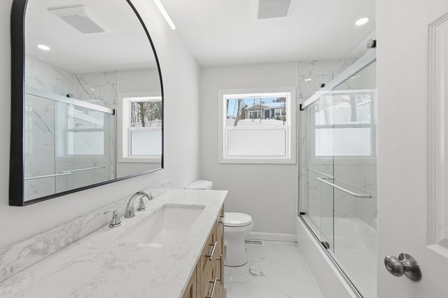 8 Sussex Ln, Worcester, MA 01602