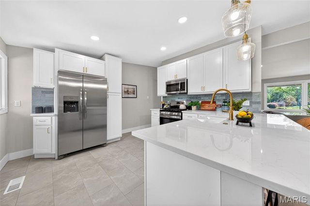 79 Willow Brook Drive, St Louis, MO 63146