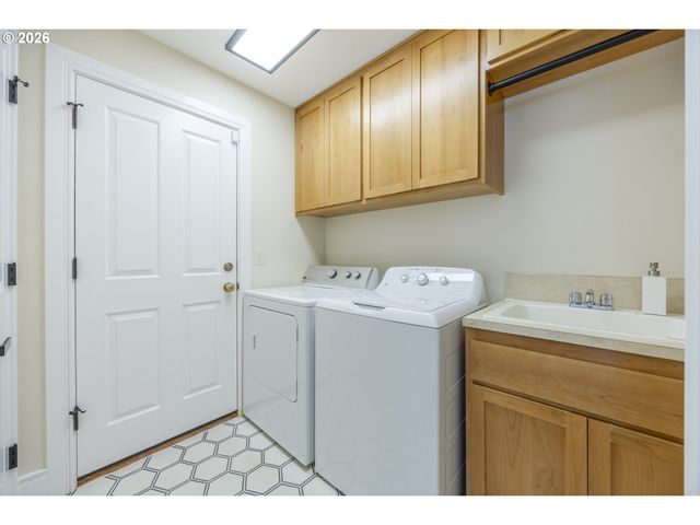 439 COVEY Ln, Eugene, OR 97401