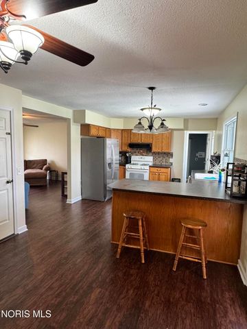 42 N Melody Lane, Waterville, OH 43566