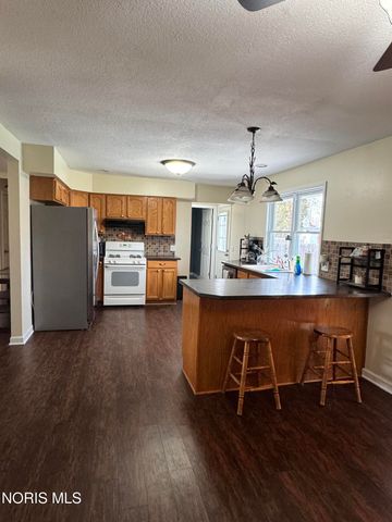 42 N Melody Lane, Waterville, OH 43566