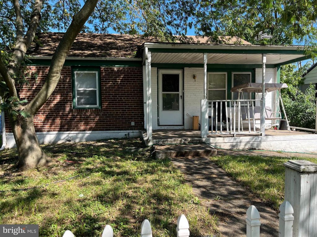 2205 LIBERATOR ST, Levittown, PA 19057
