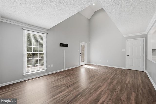 400 LAKEVIEW DR, Cross Junction, VA 22625