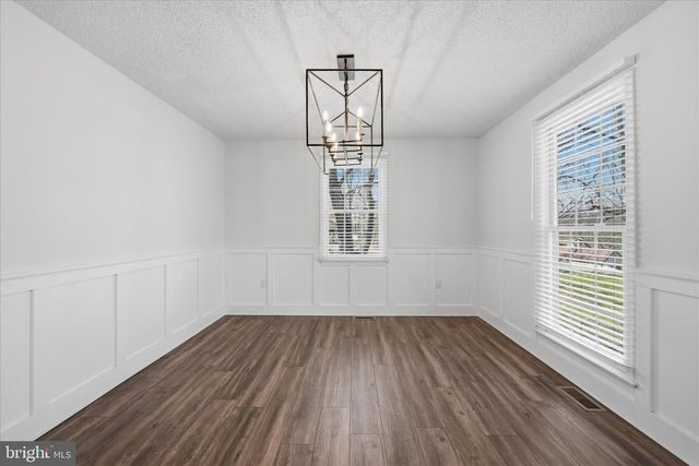 400 LAKEVIEW DR, Cross Junction, VA 22625