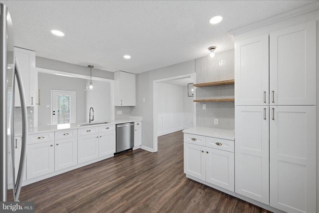 400 LAKEVIEW DR, Cross Junction, VA 22625