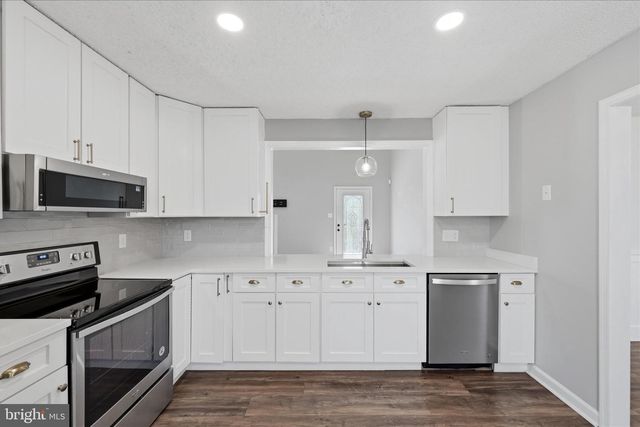 400 LAKEVIEW DR, Cross Junction, VA 22625