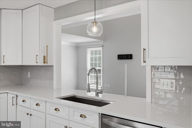 400 LAKEVIEW DR, Cross Junction, VA 22625