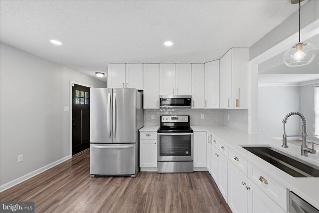 400 LAKEVIEW DR, Cross Junction, VA 22625