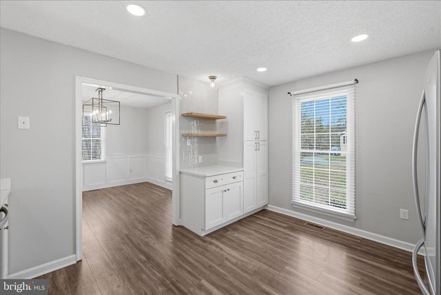 400 LAKEVIEW DR, Cross Junction, VA 22625