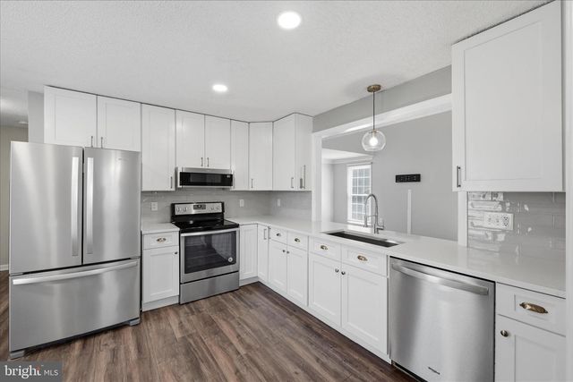 400 LAKEVIEW DR, Cross Junction, VA 22625