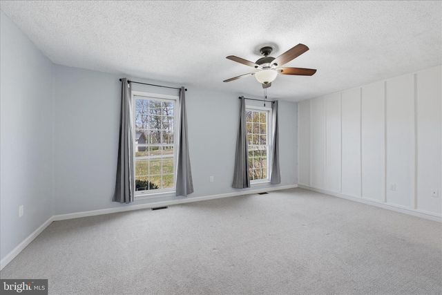 400 LAKEVIEW DR, Cross Junction, VA 22625