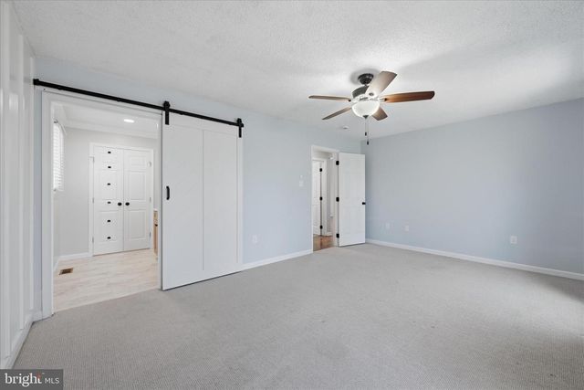 400 LAKEVIEW DR, Cross Junction, VA 22625
