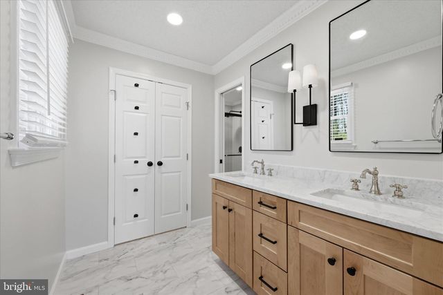 400 LAKEVIEW DR, Cross Junction, VA 22625