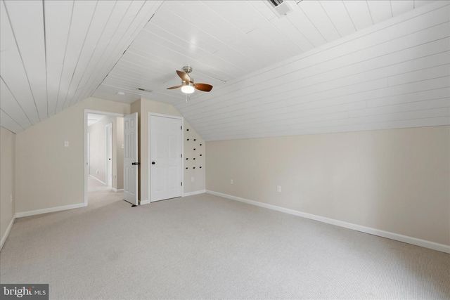 400 LAKEVIEW DR, Cross Junction, VA 22625