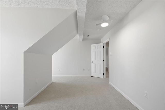 400 LAKEVIEW DR, Cross Junction, VA 22625
