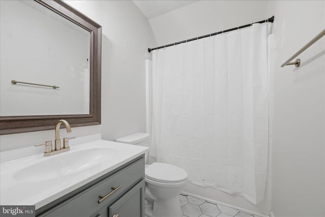 400 LAKEVIEW DR, Cross Junction, VA 22625