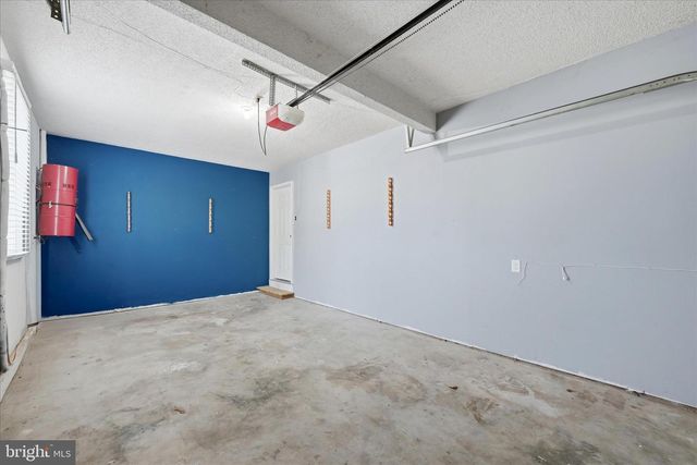 400 LAKEVIEW DR, Cross Junction, VA 22625