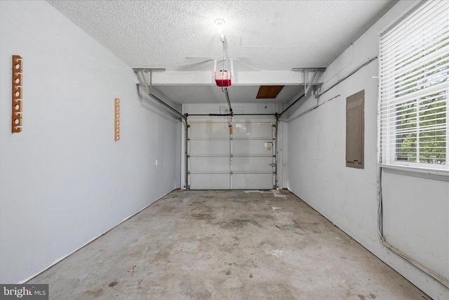 400 LAKEVIEW DR, Cross Junction, VA 22625