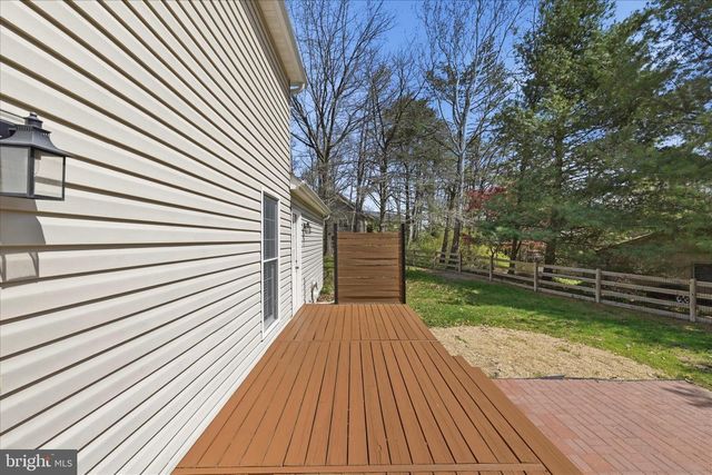 400 LAKEVIEW DR, Cross Junction, VA 22625