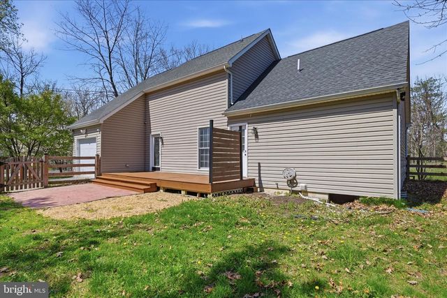 400 LAKEVIEW DR, Cross Junction, VA 22625