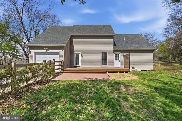 400 LAKEVIEW DR, Cross Junction, VA 22625