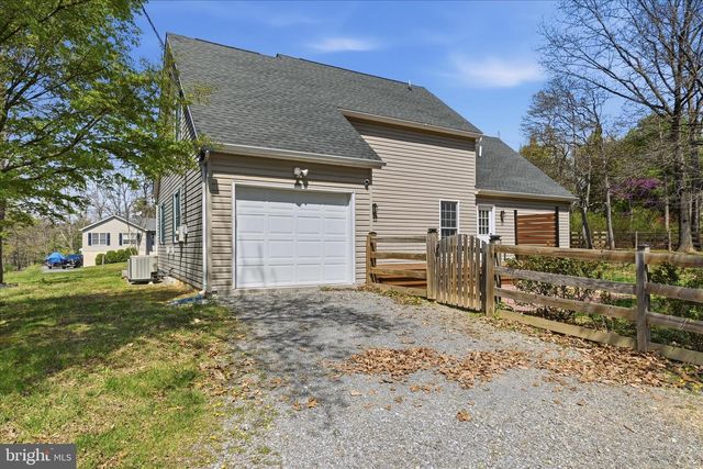 400 LAKEVIEW DR, Cross Junction, VA 22625