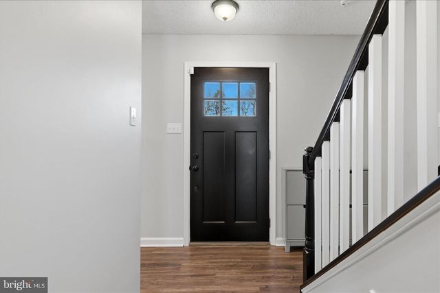 400 LAKEVIEW DR, Cross Junction, VA 22625
