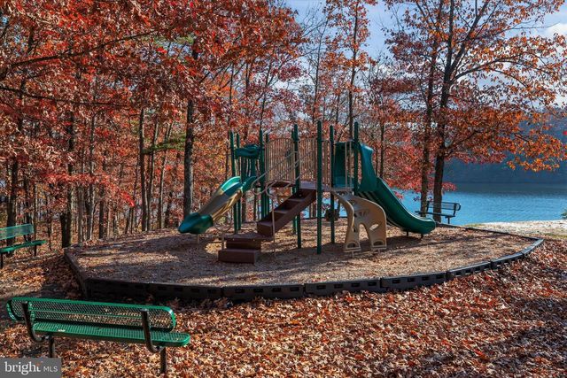 400 LAKEVIEW DR, Cross Junction, VA 22625