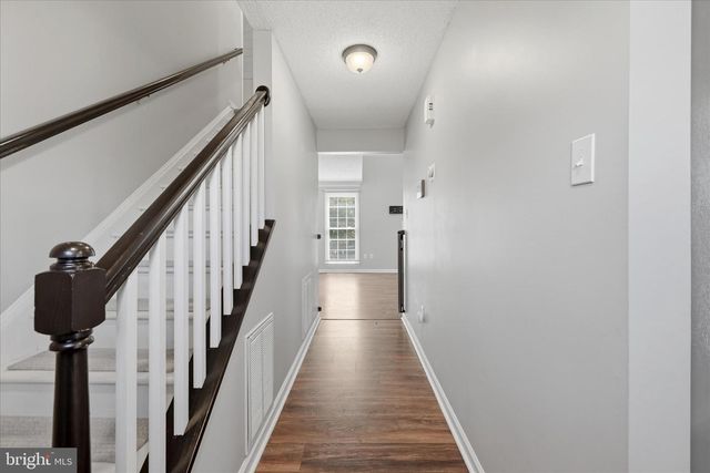 400 LAKEVIEW DR, Cross Junction, VA 22625