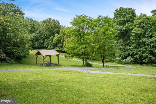 400 LAKEVIEW DR, Cross Junction, VA 22625