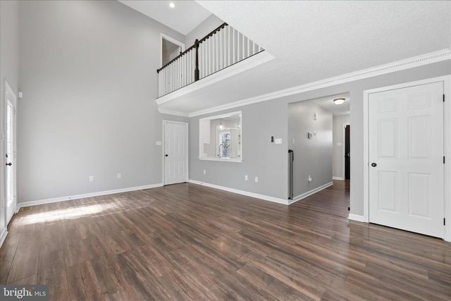 400 LAKEVIEW DR, Cross Junction, VA 22625