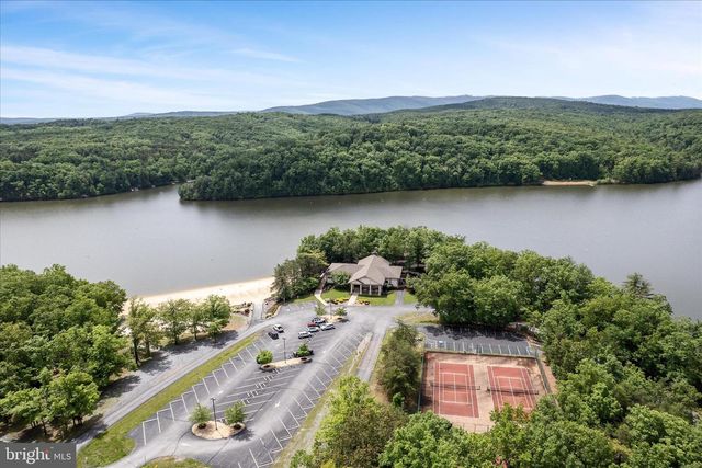 400 LAKEVIEW DR, Cross Junction, VA 22625