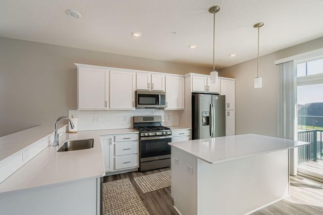 7582 38th Street N, Oakdale, MN 55128