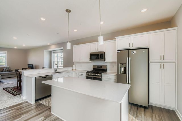 7582 38th Street N, Oakdale, MN 55128