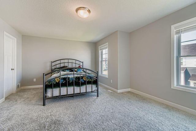 7582 38th Street N, Oakdale, MN 55128
