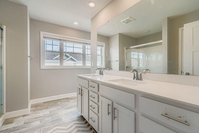 7582 38th Street N, Oakdale, MN 55128