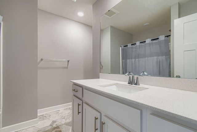 7582 38th Street N, Oakdale, MN 55128