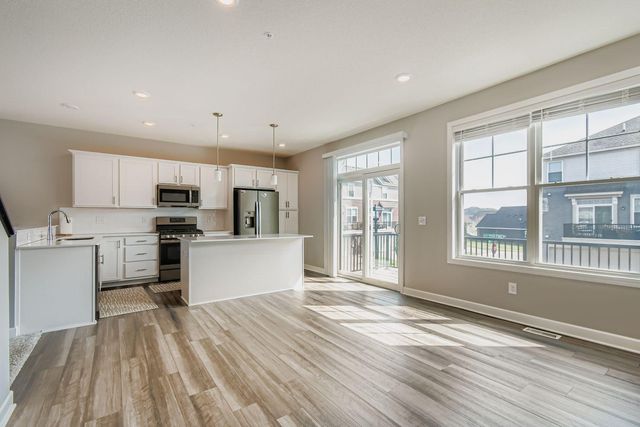 7582 38th Street N, Oakdale, MN 55128