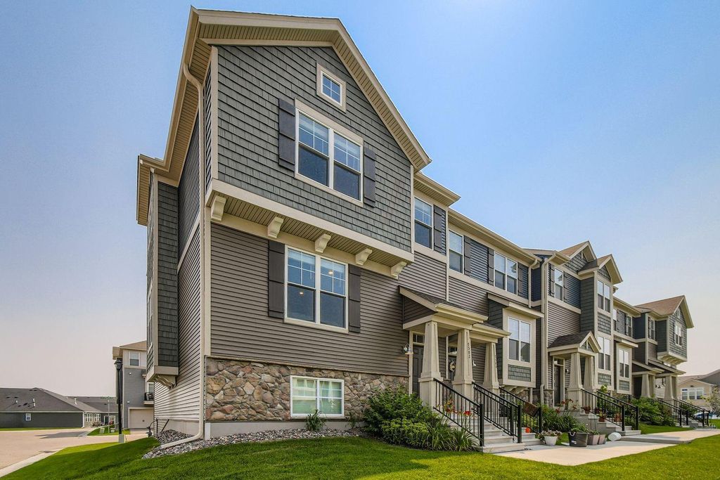 7582 38th Street N, Oakdale, MN 55128