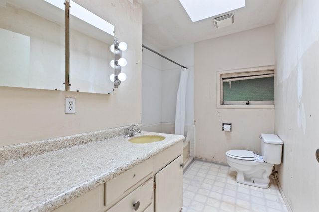 207 Lane St, Modesto, CA 95354