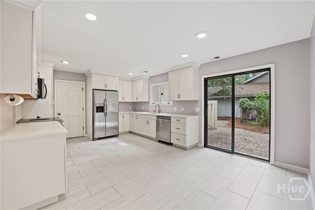 Image 11 of property listing at 11 Village Green Circle, Savannah, GA 31411