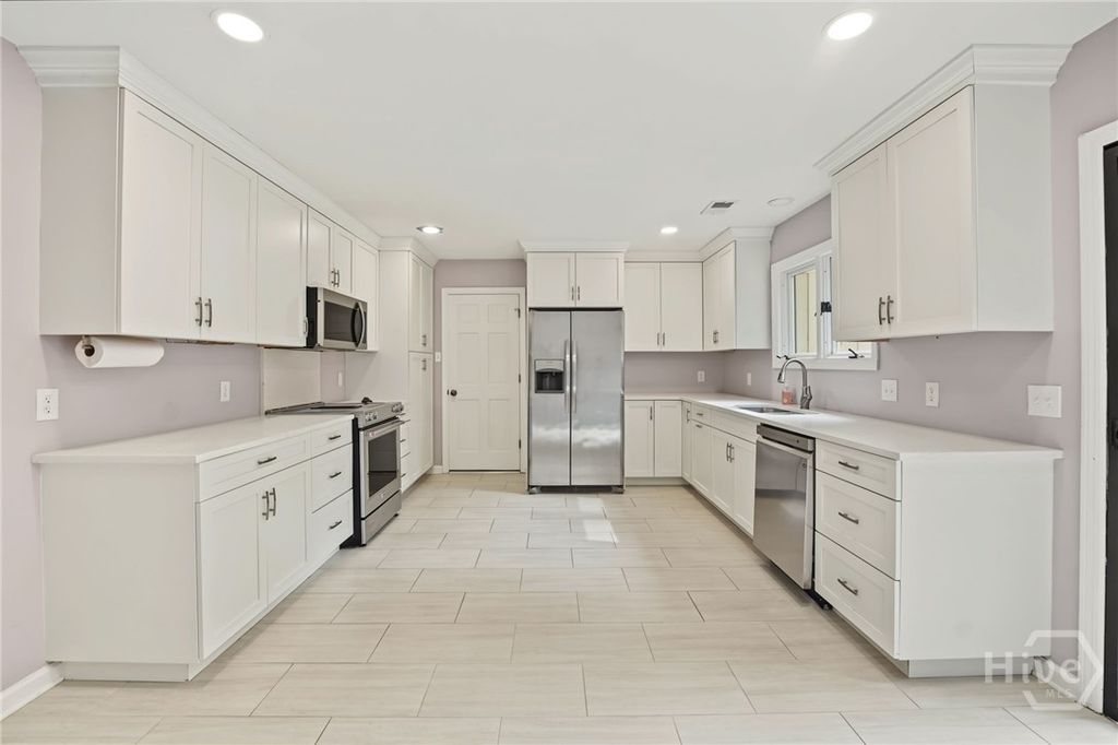 Image 12 of property listing at 11 Village Green Circle, Savannah, GA 31411