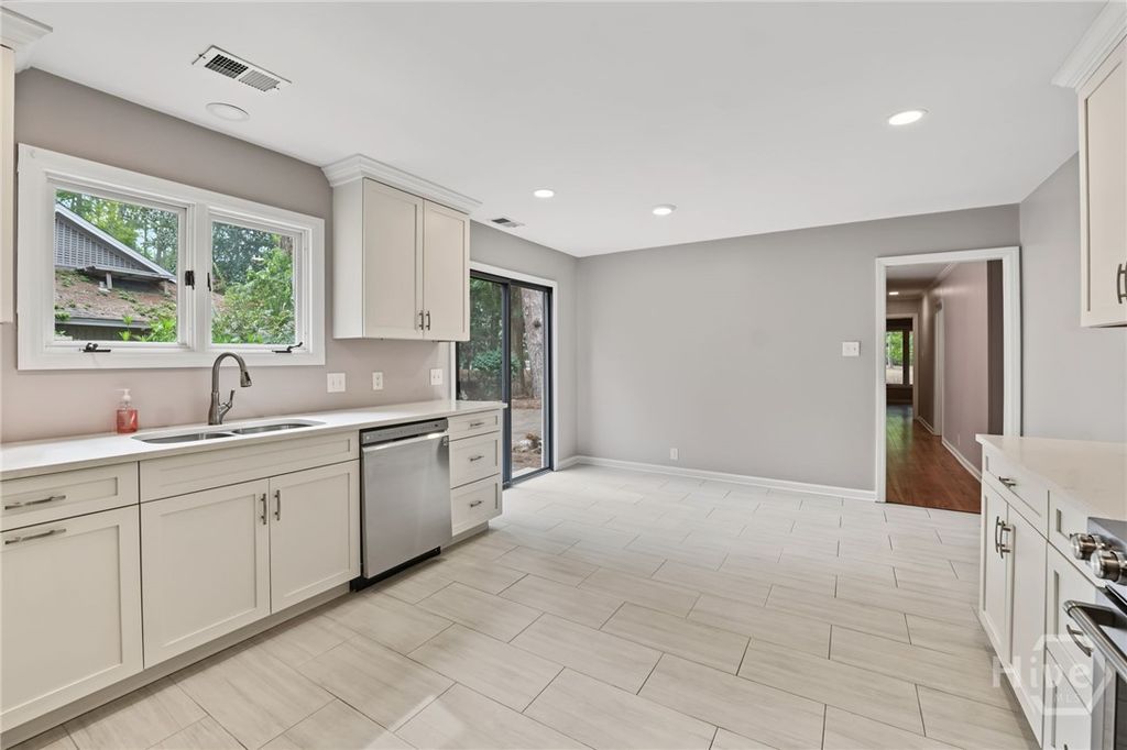 Image 13 of property listing at 11 Village Green Circle, Savannah, GA 31411