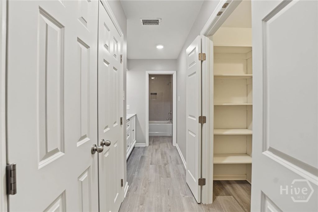 Image 17 of property listing at 11 Village Green Circle, Savannah, GA 31411